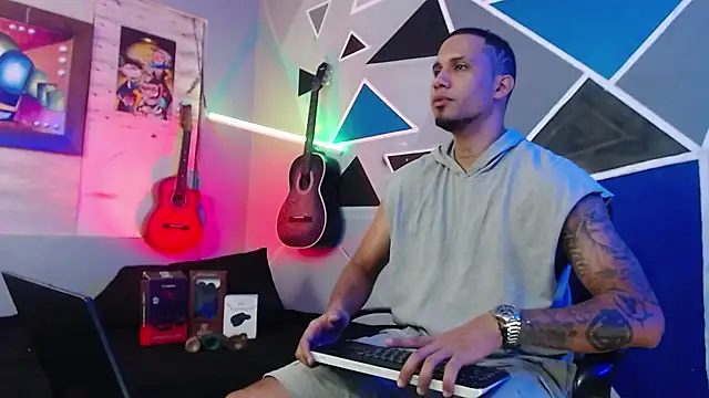 Snapshot of MagnusFrost chatting on 10.22.25 MagnusFrost online show from 10.22.25