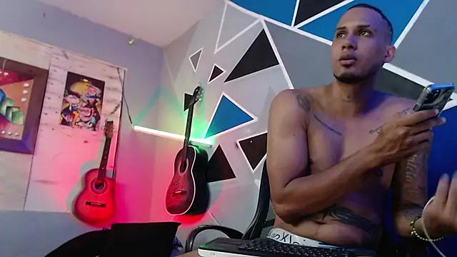 Snapshot of MagnusFrost chatting on 10.30.25 MagnusFrost online show from 10.30.25