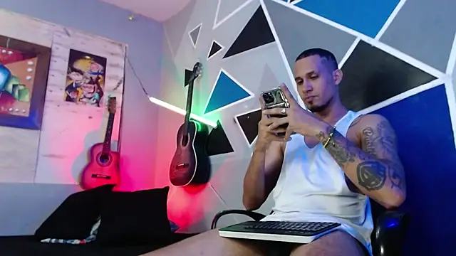 Snapshot of MagnusFrost chatting on 11.12.25 MagnusFrost online show from 11.12.25