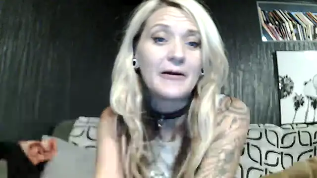 Snapshot of Candalicious chatting on 11.19.25 Candalicious online show from 11.19.25