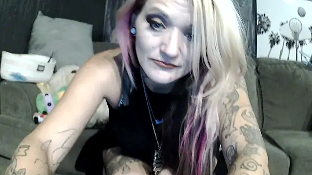 Snapshot of Candalicious chatting on 11.27.25 Candalicious online show from 11.27.25