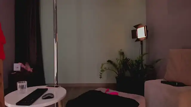 LynnSam  online show from 02.15.25