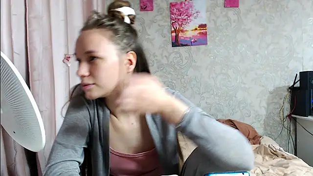 Snapshot of leila_bambi_ chatting on 10.23.25 leila bambi online show from 10.23.25