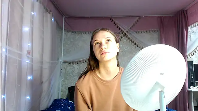 Snapshot of leila_bambi_ chatting on 11.12.25 leila bambi online show from 11.12.25