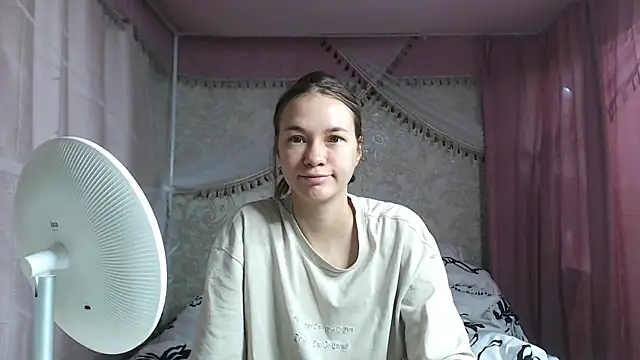 Snapshot of leila_bambi_ chatting on 11.23.25 leila bambi online show from 11.23.25