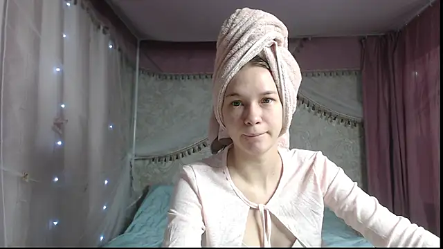 Snapshot of leila_bambi_ chatting on 12.19.25 leila bambi online show from 12.19.25