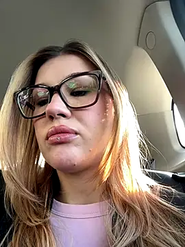 Snapshot of RinaCat chatting on 09.30.25 RinaCat online show from 09.30.25