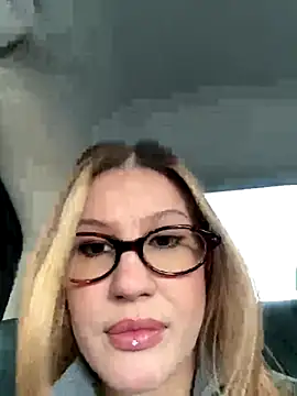 Snapshot of RinaCat chatting on 10.20.25 RinaCat online show from 10.20.25