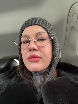 Snapshot of RinaCat chatting on 11.28.25 RinaCat online show from 11.28.25