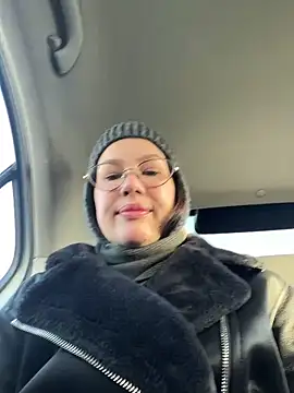 Snapshot of RinaCat chatting on 11.29.25 RinaCat online show from 11.29.25