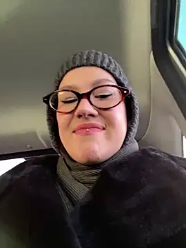 Snapshot of RinaCat chatting on 11.30.25 RinaCat online show from 11.30.25