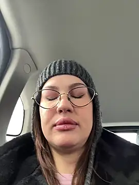 Snapshot of RinaCat chatting on 12.14.25 RinaCat online show from 12.14.25