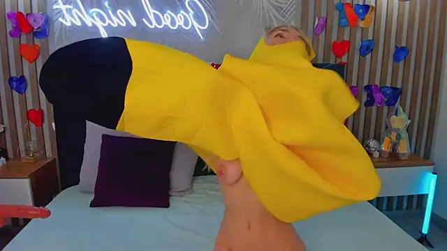 Snapshot of Emilly_Hart chatting on 02.17.25 Emilly Hart online show from 02.17.25