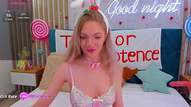 Snapshot of Emilly_Hart chatting on 10.28.25 Emilly Hart online show from 10.28.25