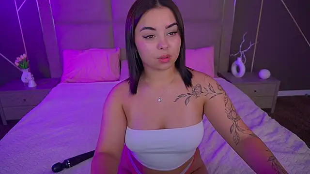 Snapshot of SusieWood chatting on 10.25.25 SusieWood online show from 10.25.25