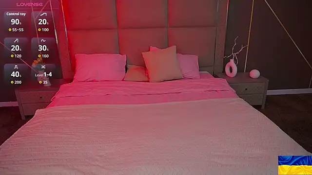 Snapshot of SusieWood chatting on 10.26.25 SusieWood online show from 10.26.25