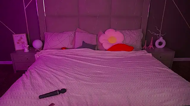 Snapshot of SusieWood chatting on 02.28.26 SusieWood online show from 02.28.26