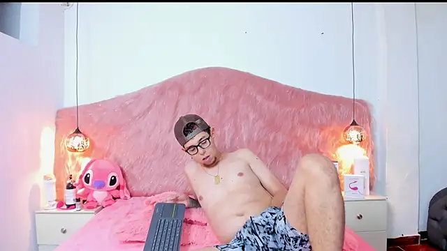 Derek and Skarlet online show from 11.04.25