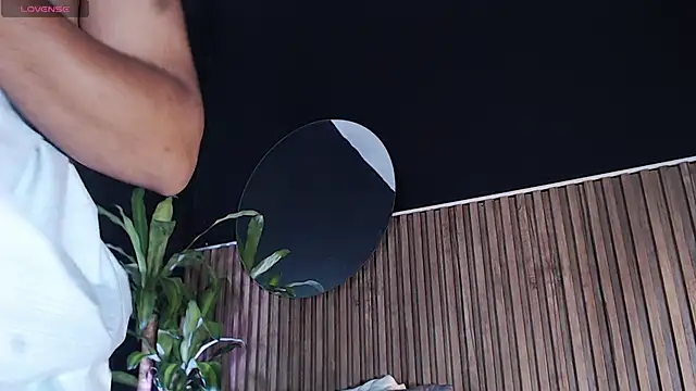 Snapshot of DilanJonnes_ chatting on 12.30.24 DilanJonnes  online show from 12.30.24