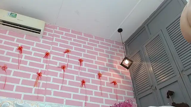 Snapshot of emy_0 chatting on 02.19.25 emy 0 online show from 02.19.25