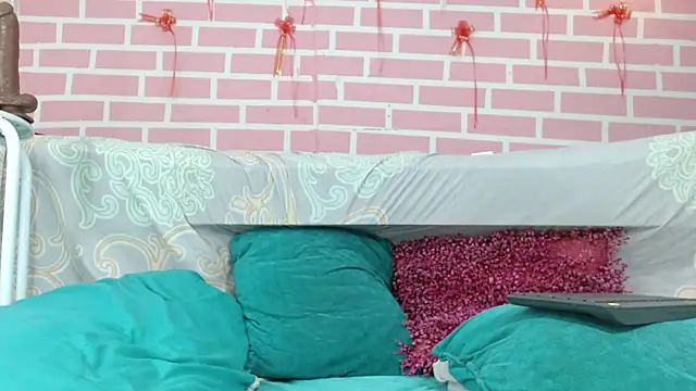 Snapshot of emy_0 chatting on 02.19.25 emy 0 online show from 02.19.25