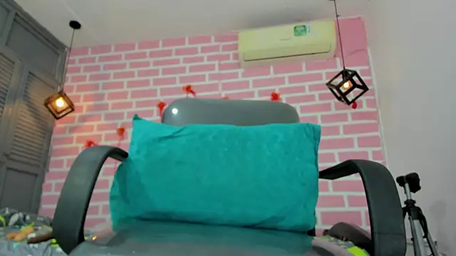 Snapshot of emy_0 chatting on 02.26.25 emy 0 online show from 02.26.25