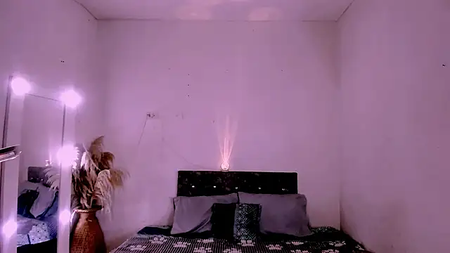 Snapshot of carolinemiller7 chatting on 04.12.26 carolinemiller7 online show from 04.12.26