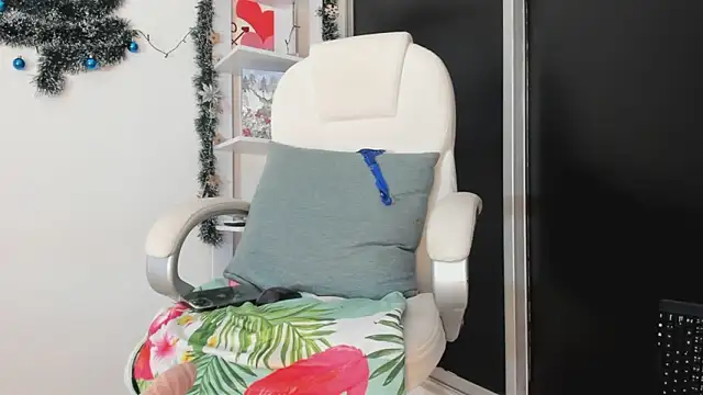 Snapshot of UrNewFantasy chatting on 01.05.25 UrNewFantasy online show from 01.05.25