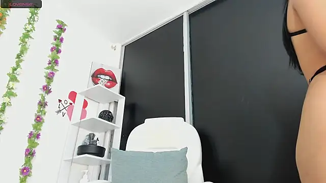 Snapshot of UrNewFantasy chatting on 01.22.25 UrNewFantasy online show from 01.22.25