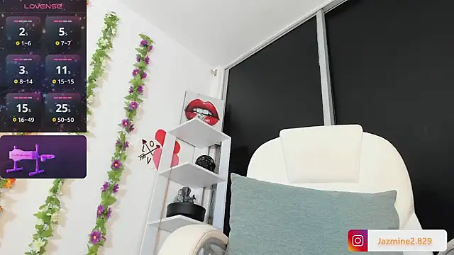 Snapshot of UrNewFantasy chatting on 01.23.25 UrNewFantasy online show from 01.23.25