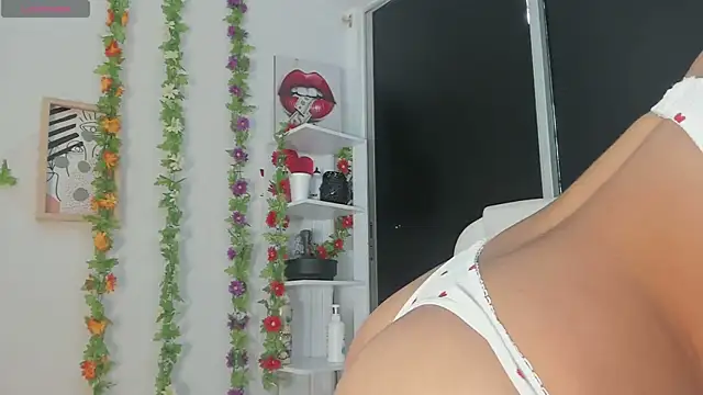 Snapshot of UrNewFantasy chatting on 02.04.25 UrNewFantasy online show from 02.04.25