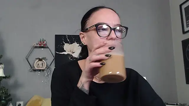 Snapshot of IzabelllNoir chatting on 12.19.25 IzabelllNoir online show from 12.19.25