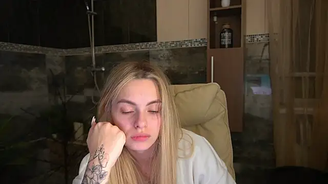 ChloeBrightt online show from 12.17.25