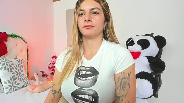 Snapshot of AtheneaRossi chatting on 12.28.24 AtheneaRossi online show from 12.28.24