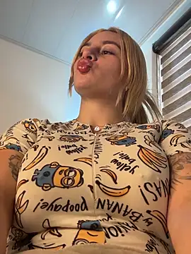 Snapshot of AtheneaRossi chatting on 09.28.25 AtheneaRossi online show from 09.28.25