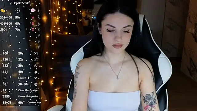 Mary   Moore online show from 02.05.25