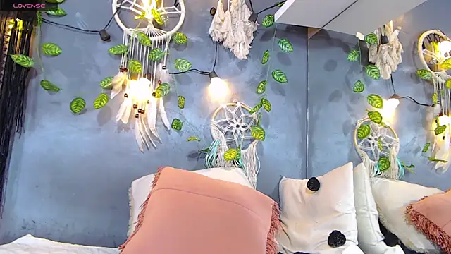 ItsVenuss online show from 02.13.25