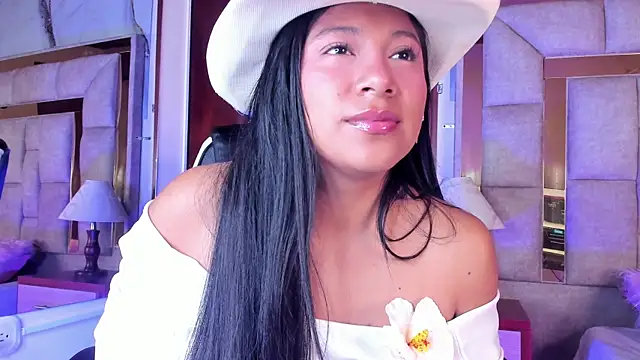 Snapshot of LinnaGardenia chatting on 12.21.25 LinnaGardenia online show from 12.21.25