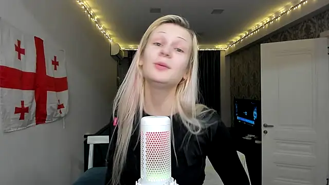 Snapshot of sashakiss99 chatting on 01.14.25 sashakiss99 online show from 01.14.25