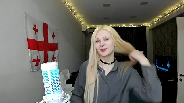 Snapshot of sashakiss99 chatting on 02.13.25 sashakiss99 online show from 02.13.25