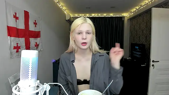 Snapshot of sashakiss99 chatting on 02.19.25 sashakiss99 online show from 02.19.25