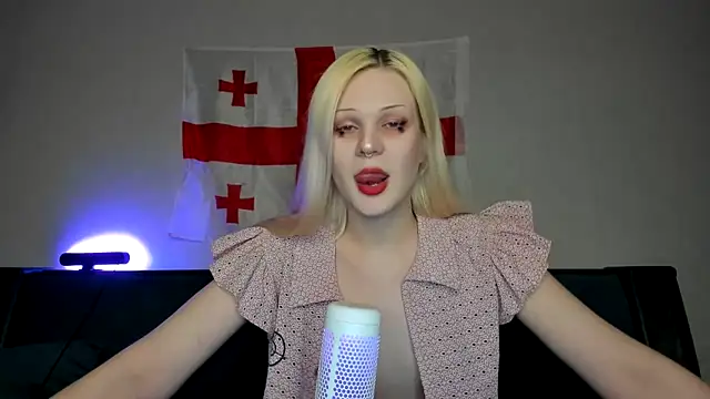 Snapshot of sashakiss99 chatting on 03.18.25 sashakiss99 online show from 03.18.25