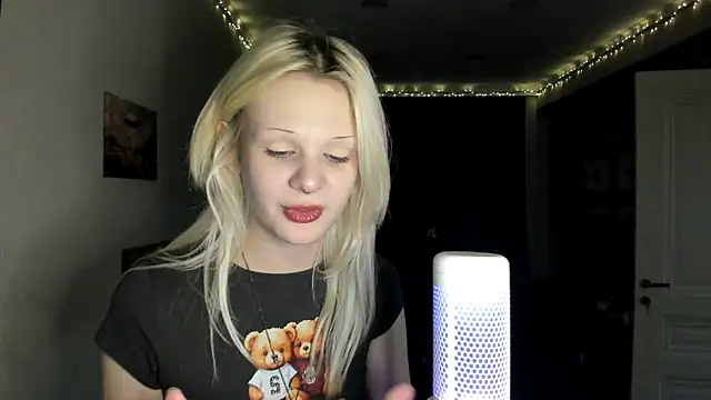 Snapshot of sashakiss99 chatting on 10.24.25 sashakiss99 online show from 10.24.25