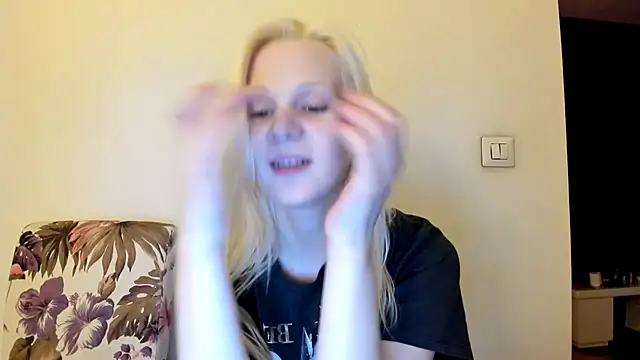 Snapshot of sashakiss99 chatting on 12.17.25 sashakiss99 online show from 12.17.25