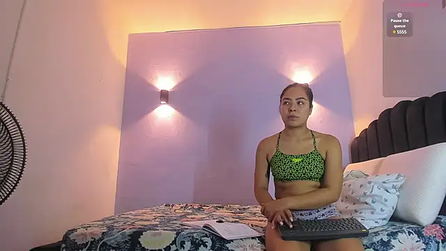 Sofia Clauss  online show from 01.05.25