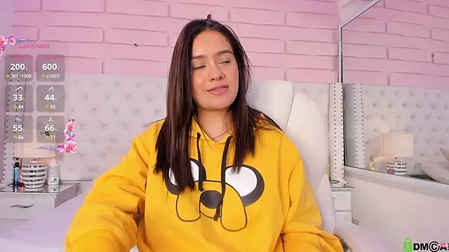 Snapshot of Yaaky_ chatting on 01.25.25 Yaaky online show from 01.25.25