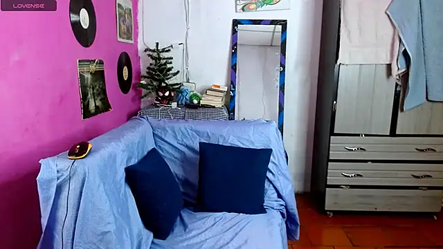 Snapshot of sensitive_brunette chatting on 12.11.24 sensitive brunette online show from 12.11.24