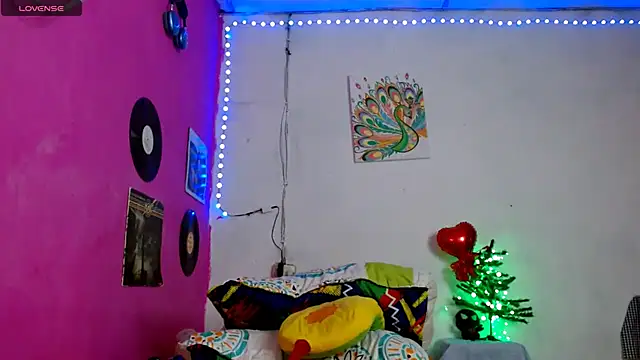 Snapshot of sensitive_brunette chatting on 01.04.25 sensitive brunette online show from 01.04.25