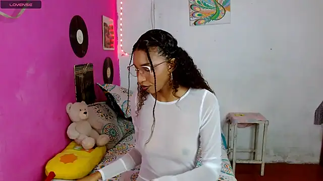 Snapshot of sensitive_brunette chatting on 01.15.25 sensitive brunette online show from 01.15.25