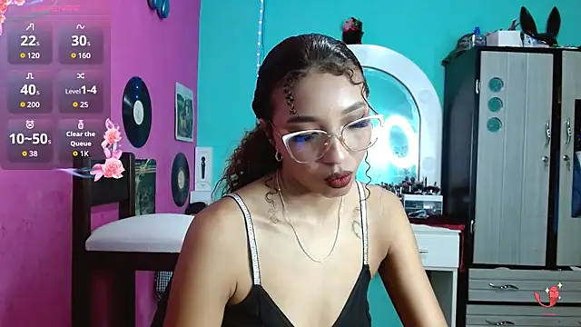 Snapshot of sensitive_brunette chatting on 09.19.25 sensitive brunette online show from 09.19.25